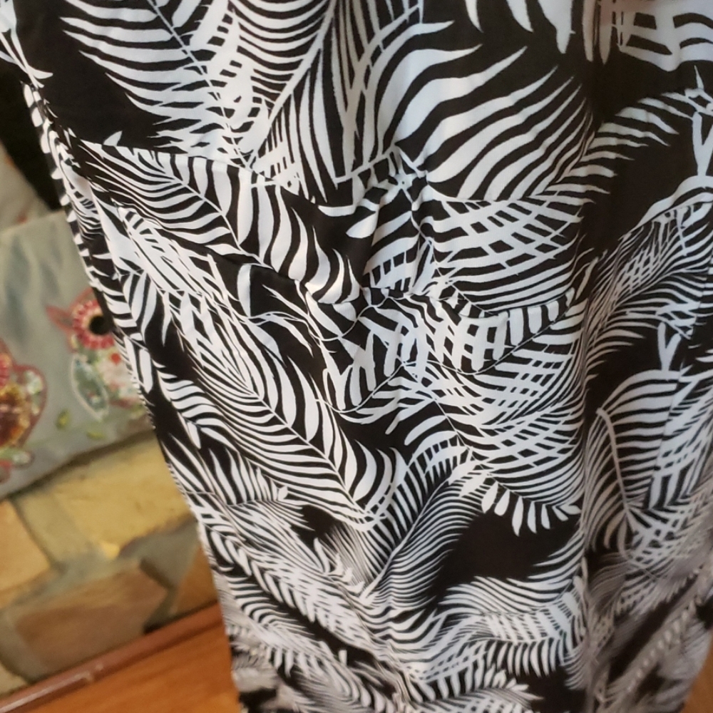 3/🚨$15 🆕️ Flattering fit, luxurious material - Picture 6 of 8